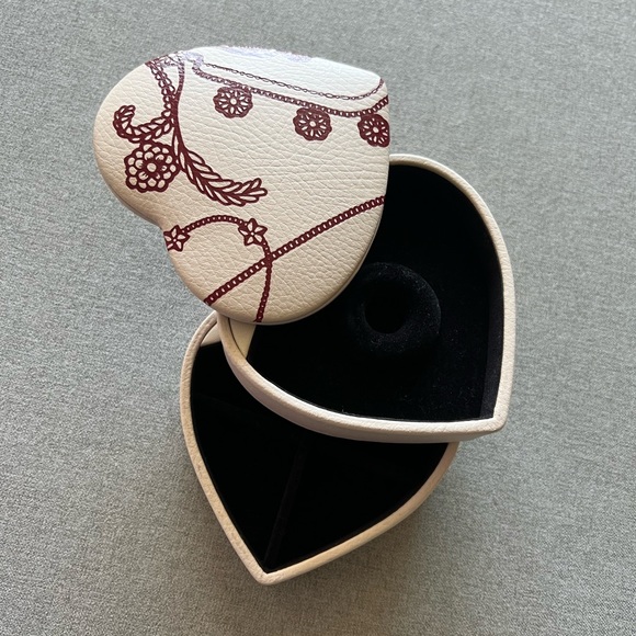 PANDORA Jewelry BOX-Heart shaped leather 4”x4.5” - Picture 1 of 4